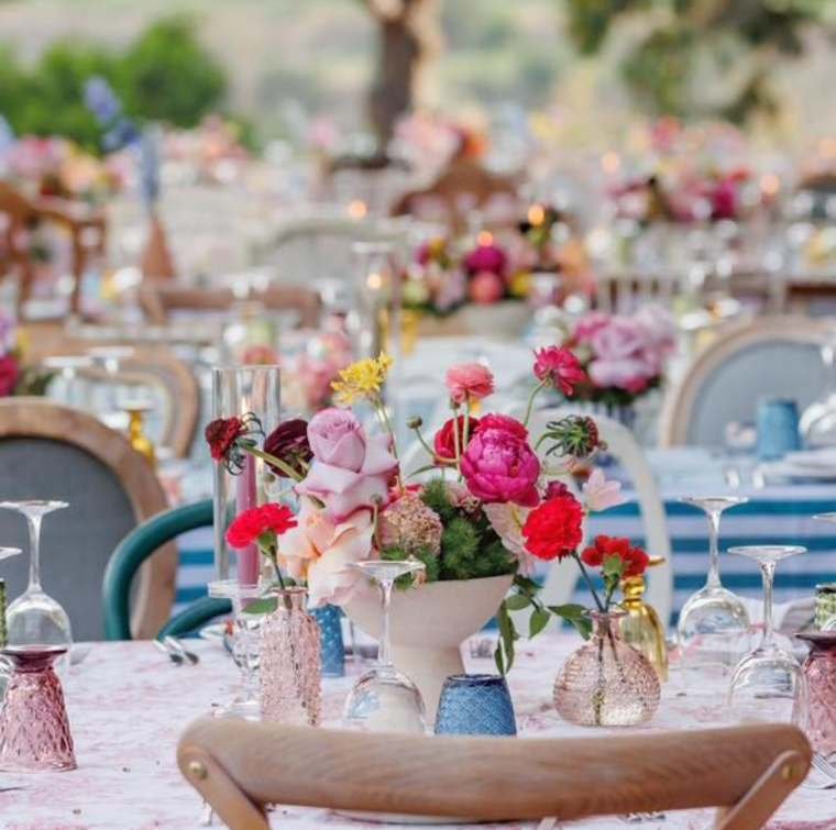 Gedekte tafels met bloemen