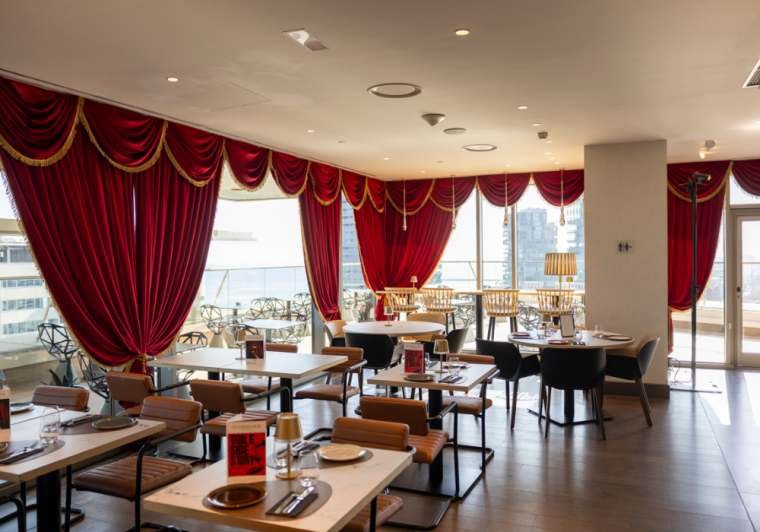 Pop-uprestaurant met rood fluweel