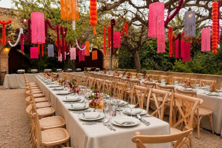 Kleurrijk diner in de tuin