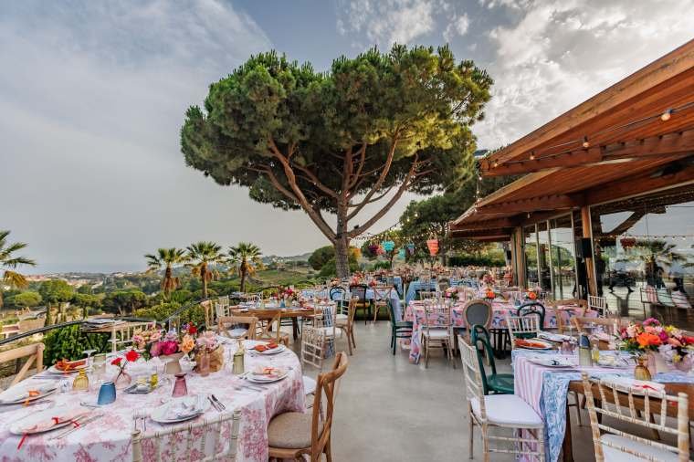 Terras met gedekte tafels